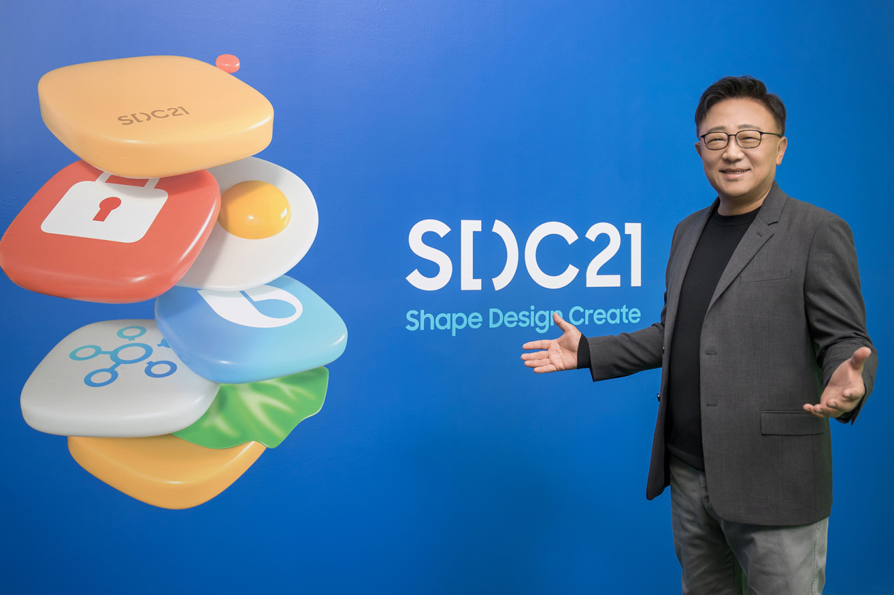 26일(미국 현지시간) 온라인으로 개최된 ‘삼성 개발자 콘퍼런스 2021’에서 삼성전자 고동진 대표이사 사장이 기조연설을 하고 있다. [삼성전자 제공]