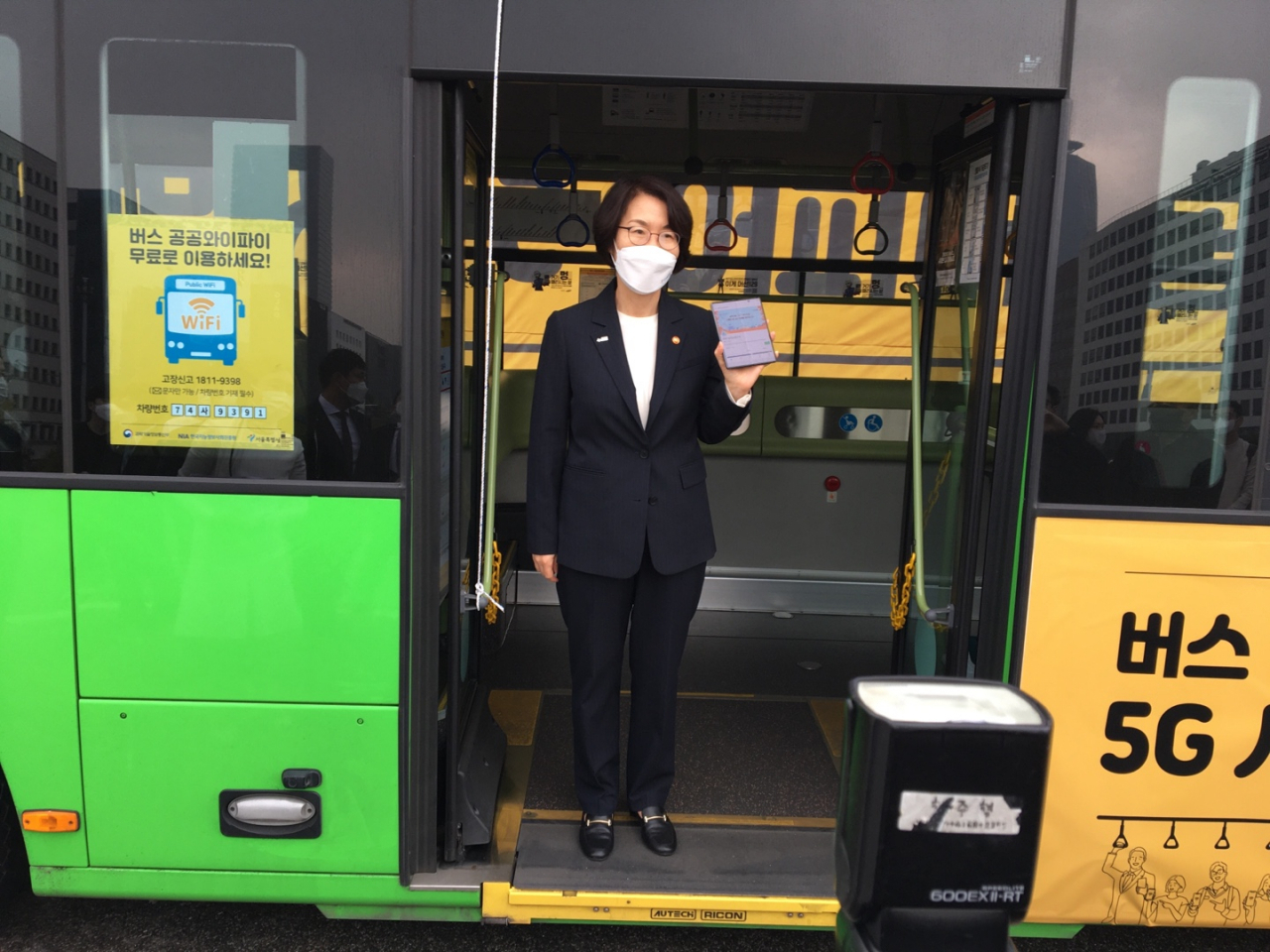 서울 여의도 국회 정문 앞에서 ‘버스 공공 와이파이 5G 시범서비스 개통식’이 진행됐다. 임혜숙 과학기술정보통신부 장관이 삼성전자 ‘갤럭시Z폴드2’를 들고 5G 기반 버스 와이파이를 시연하고 있다. [과기정통부 제공]