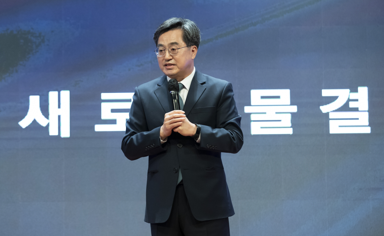 대선 출마를 선언한 김동연 전 경제부총리가 지난 24일 서울 마포구 상암동 누리꿈 스퀘어 국제회의실에서 열린 ‘새로운물결(가칭)’ 창당 발기인 대회에서 인사말을 하고 있다. [연합]