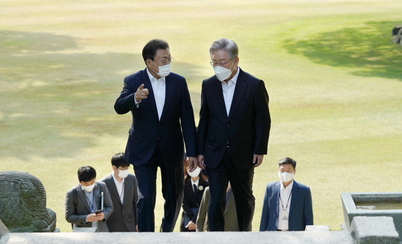 문재인 대통령이 지난달 26일 이재명 더불어민주당 대선후보와 차담을 위해 청와대 상춘재로 이동하고 있다. [연합]