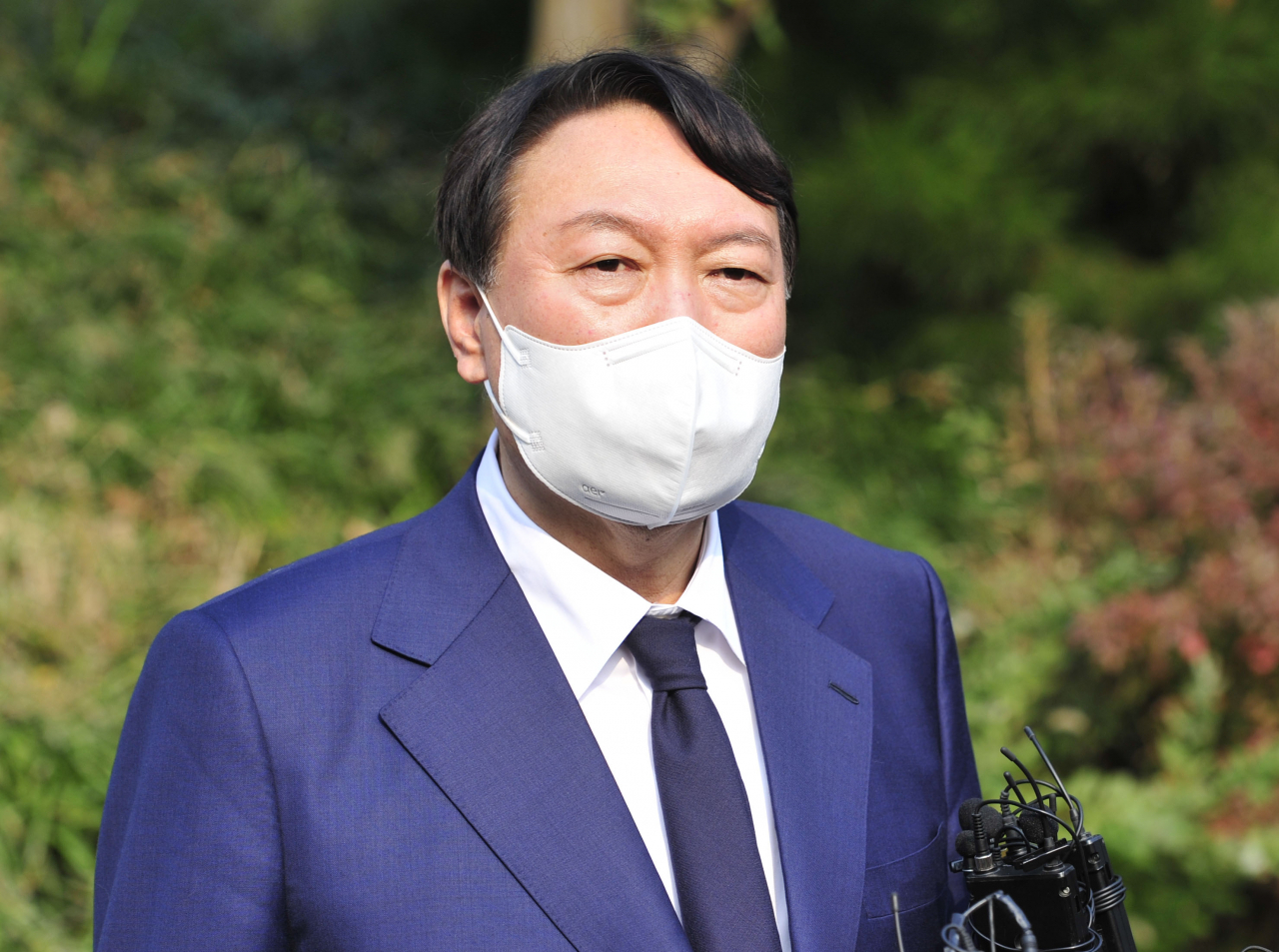 국민의힘 윤석열 대선 경선 후보가 26일 오후 서울 동작구 국립서울현충원 내 고(故) 김영삼 대통령 묘역을 참배한 뒤 기자들의 질문에 답하고 있다. [연합]