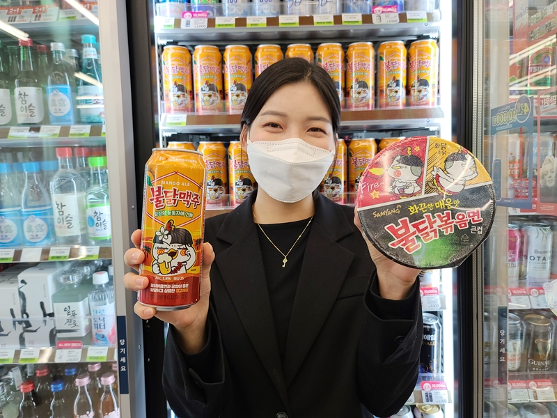 CU가 삼양식품, 수제맥주 스타트업 더쎄를라잇브루잉(The Satellite Brewing)이 손잡고 만든 ‘불닭망고에일’을 업계 단독으로 판매한다.[CU 제공]