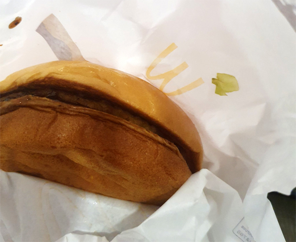 양상추가 빠진 맥도날드 햄버거. [트위터 캡처]