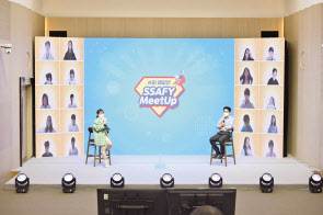 지난 26일 서울 강남구에 위치한 삼성청년SW아카데미 서울캠퍼스에서 온라인으로 열린 SSAFY 밋업 행사에서 삼성전자 빅데이터센터 장우승(오른쪽) 전무가 교육생들을 대상으로 성공적인 개발자로 성장하기 위한 조언을 하고 있다. [삼성전자 제공]