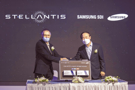 전영현(오른쪽) 삼성SDI 사장과 카를로스 타바레스 스텔란티스 최고경영자(CEO)가 지난 26일 삼성SDI 헝가리 법인에서 열린 합작법인 업무협약(MOU) 기념식에서 사진 촬영을 하고 있다. [삼성SDI 제공]