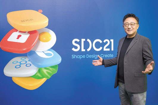 26일(미국 현지시간) 온라인으로 개최된 ‘삼성 개발자 콘퍼런스 2021’에서 삼성전자 고동진 대표이사 사장이 기조연설을 하고 있다. [삼성전자 제공]
