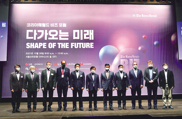 26일 오전 서울 신라호텔에서 열린 코리아헤럴드 ‘비즈포럼’에서 내빈들이 단체사진을 촬영하고 있다. 차인혁(왼쪽부터) CJ올리브네트웍스 대표, 이인용 삼성전자 사장, 초머 모세 주한 헝가리 대사, 아리스 비간츠 주한 라트비아 대사, 최진영 코리아헤럴드 대표이사, 박병석 국회의장, 제임스 김 주한미국상공회의소 회장, 이정동 서울대학교 교수, 사미 알사드한 주한 사우디 아라비아 대사, 피오트르 오스타셰프스키 주한 폴란드 대사, 홍수열 자원순환사회경제연구소장. 박현구 기자