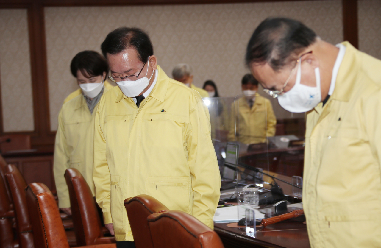 김부겸 국무총리가 27일 정부서울청사에서 열린 을지 국무회의 겸 제46회 국무회의에서 지난 26일 사망한 노태우 전 대통령 추모 묵념을 하고 있다. ［연합］