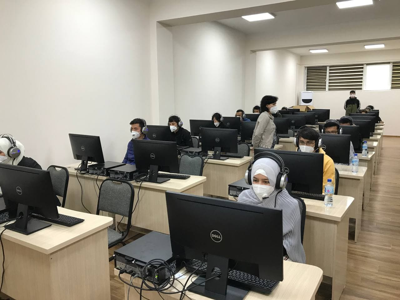 우즈베키스탄 페르가나 세종학당 학습자들이 세종한국어평가(SKA) 2차 모의평가에 응시하고 있다. [세종학당재단 제공]