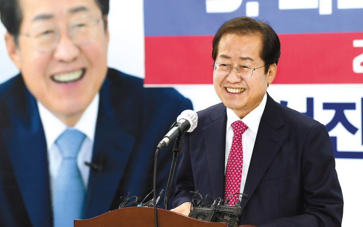 국민의힘 대선 경선 후보인 홍준표 의원이 27일 오전 서울 여의도 jp희망캠프에서 ‘외교대전환’ 공약을 발표한 뒤 인사하고 있다. [국회사진 기자단]