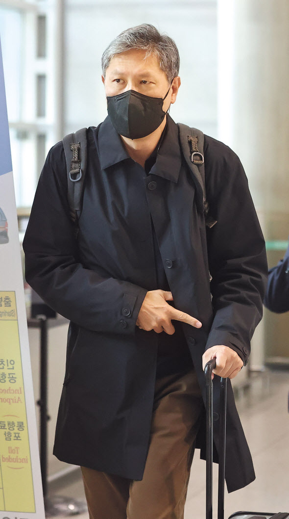 최태원 SK그룹 회장이 27일 오전 노태우 전 대통령 빈소가 마련된 서울대병원 장례식장을 찾아 조문했다. 최 회장은 기자들과 만나 “마음이 아프다. 오랫동안 고생하셨는데 아무쪼록 영면하셨으면 하는 바람이다”고 밝혔다(위쪽). 영국 출장 중이던 노태우 전 대통령의 아들 노재헌 씨가 27일 오전 노 전 대통령의 장례를 치르기 위해 인천국제공항 제1터미널에 도착해 이동하고 있다. [연합]