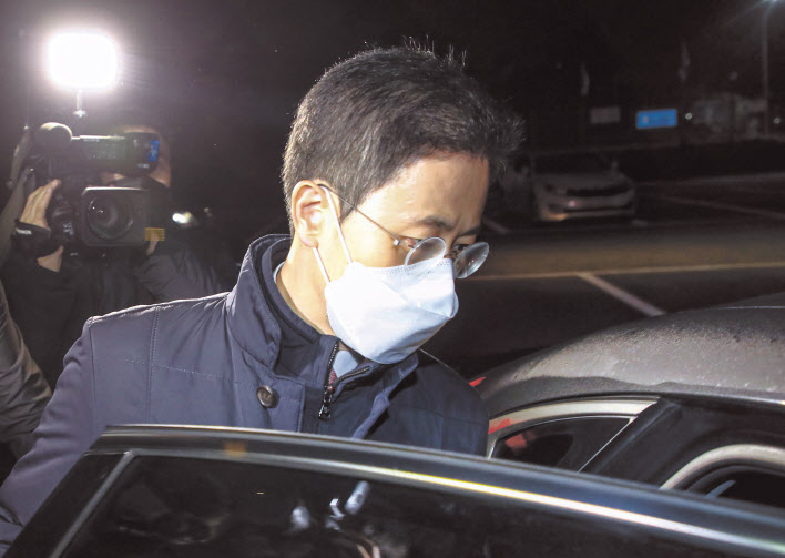 ‘고발 사주’의혹의 핵심 인물인 손준성 대구고검 인권보호관이 고위공직자 범죄수사처(공수처)가 청구한 구속영장이 기각된 뒤 대기하던 경기도 의왕 서울구치소에서 빠져나와 차량에 탑승하고 있다. [연합]