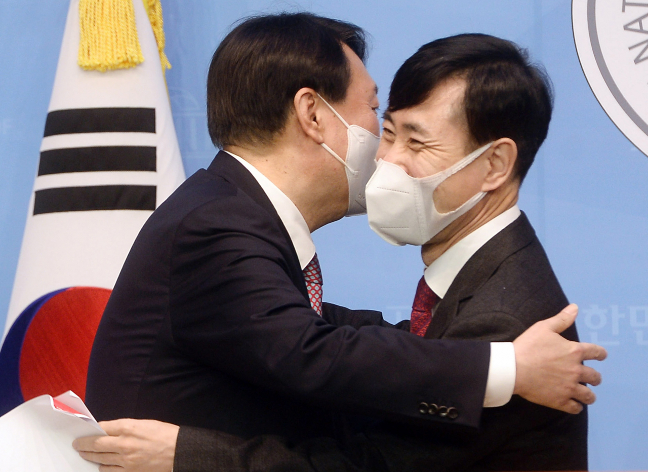 윤석열 전 검찰총장의 대선 캠프에 공동선대위원장으로 합류한 국민의힘 하태경 의원(오른쪽)이 27일 오전 서울 여의도 국회 소통관에서 기자회견을 마친 뒤 윤석열 대선 경선 후보와 포옹하고 있다. 연합뉴스