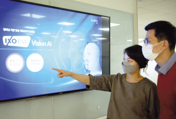 포스코ICT 직원들이 영상분석 플랫폼 ’Vision AI 가 적용된 CCTV를 통해 산업현장 무단 침입, 방화 등을 감지하는 기능을 살펴보고 있다. [포스코ICT 제공]