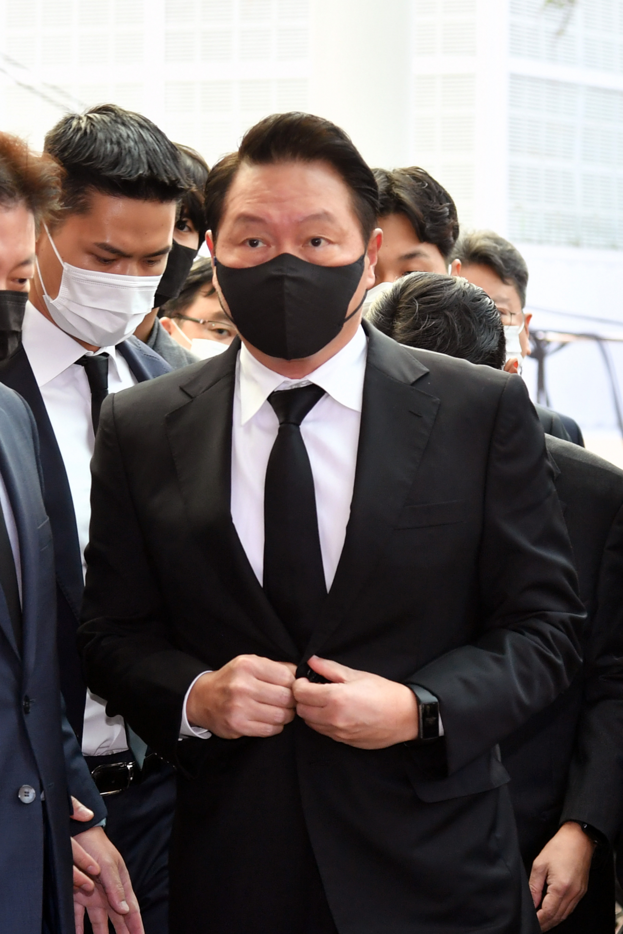 최태원 SK그룹 회장이 27일 노태우 전 대통령 빈소가 차려진 서울대병원 장례식장에 도착하고 있다. [연합]