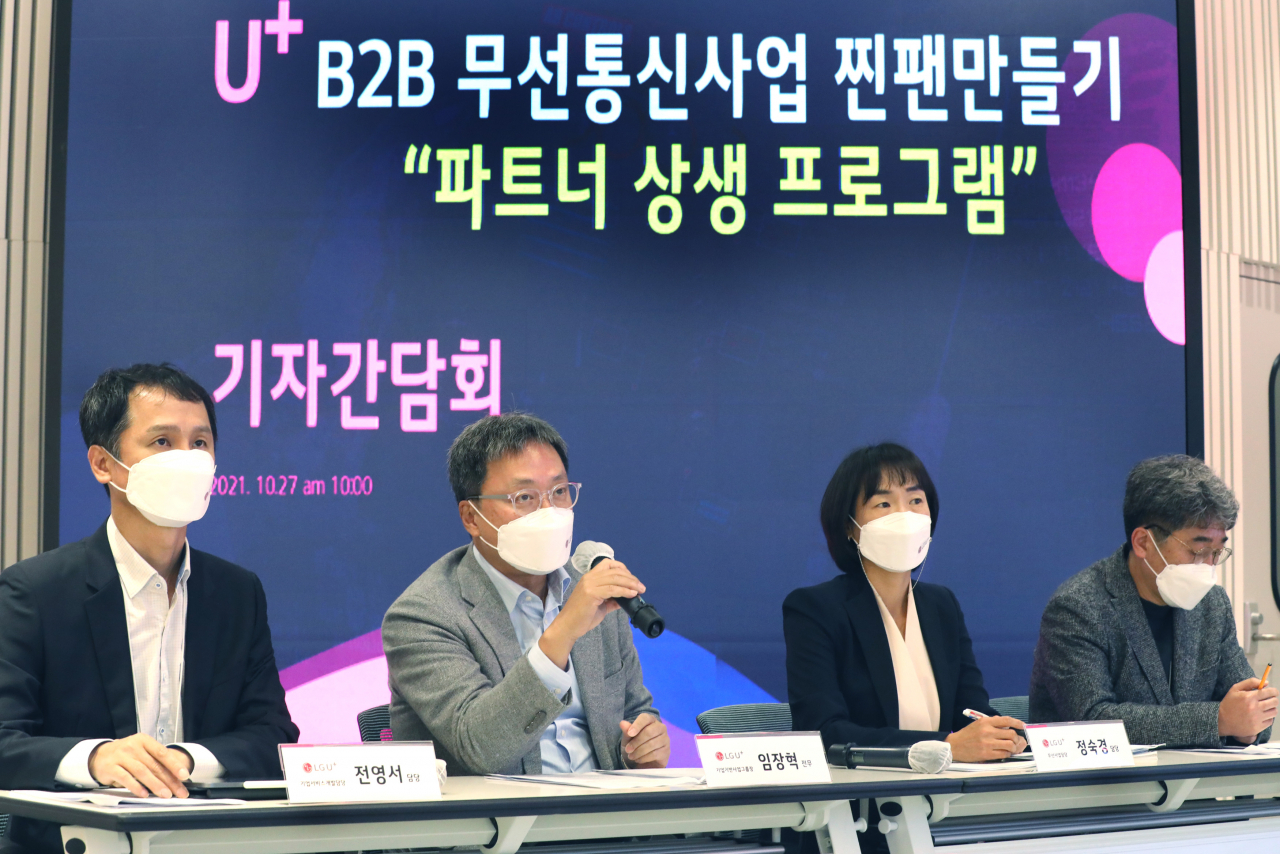 LG유플러스는 국내 IoT 디바이스, 솔루션 기업 지원을 위한 상생 프로그램을 운영한다고 27일 밝혔다. 사진은 상생 프로그램 발표 후 LG유플러스 관계자들이 질문에 답변하는 모습. 왼쪽부터 전영서 기업서비스개발담당, 임장혁 기업기반사업그룹장, 정숙경 무선사업담당, 김규남 무선사업4팀장. [LG유플러스 제공]