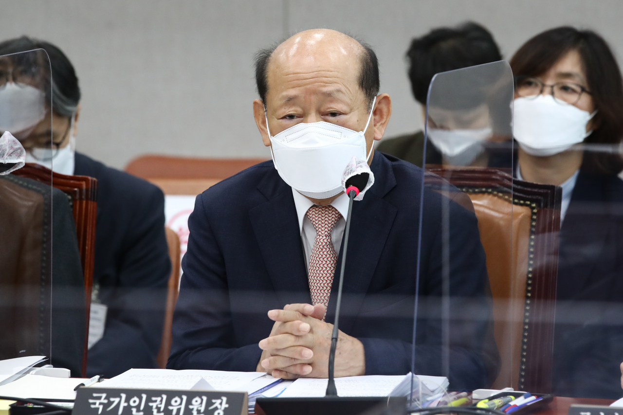 송두환 국가인권위원회 위원장이 27일 국회에서 열린 운영위원회 국가인권위원회에 대한 국정감사에서 답변하고 있다. [연합]