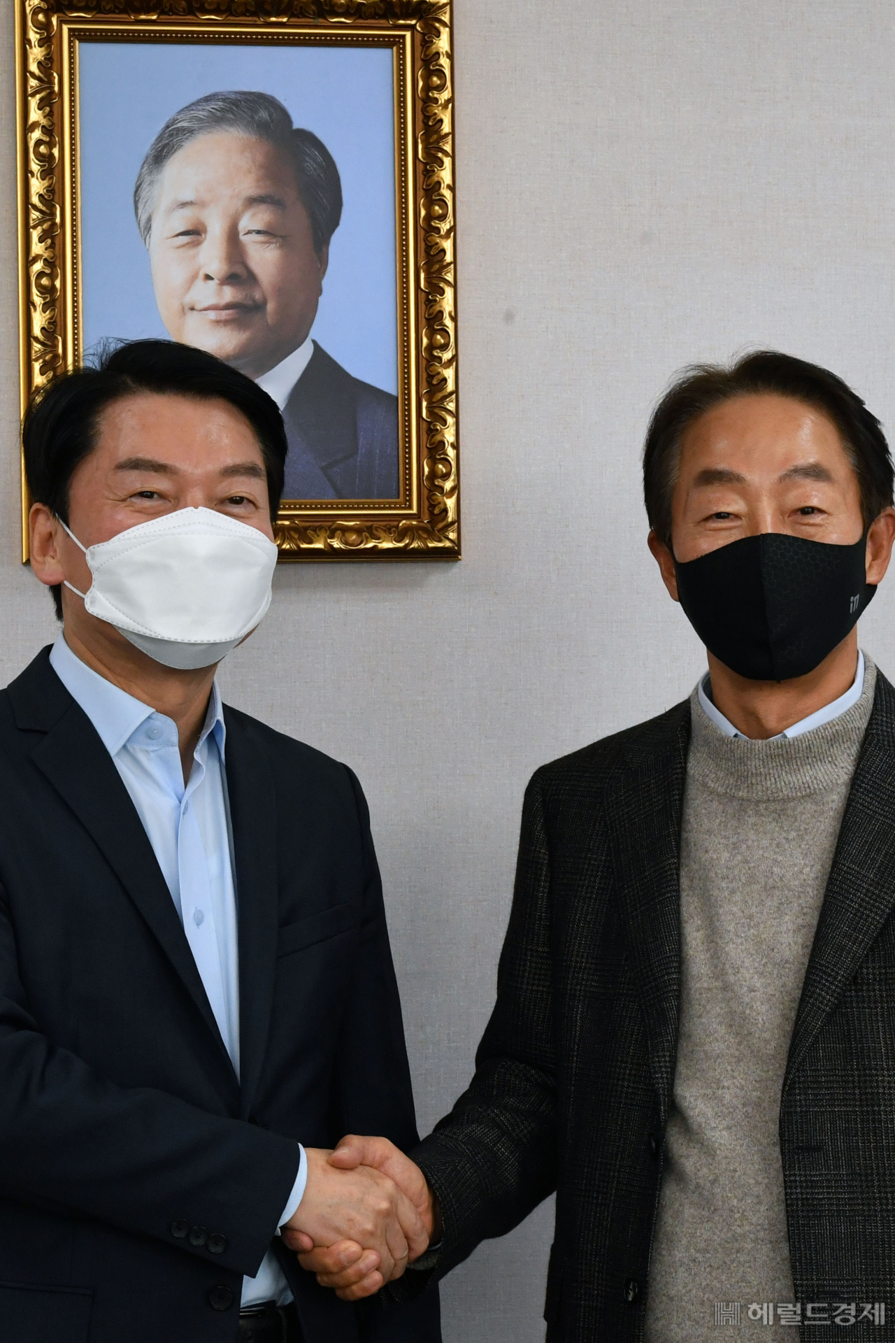 안철수 국민의당 대표가 27일 오전 서울 동작구 매봉로 김영삼도서관을 찾아 김현철 김영삼민주센터 상임이사를 만나고 있다. 국회사진기자단