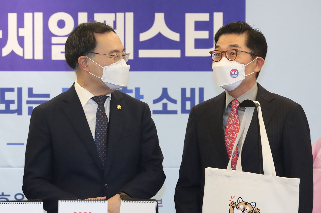 문승욱 산업통상자원부 장관(왼쪽)이 27일 오전 서울 중구 프레스센터에서 열린 코리아세일페스타 간담회에서 이제훈 한국체인스토어협회 회장과 대화하고 있다. [연합]