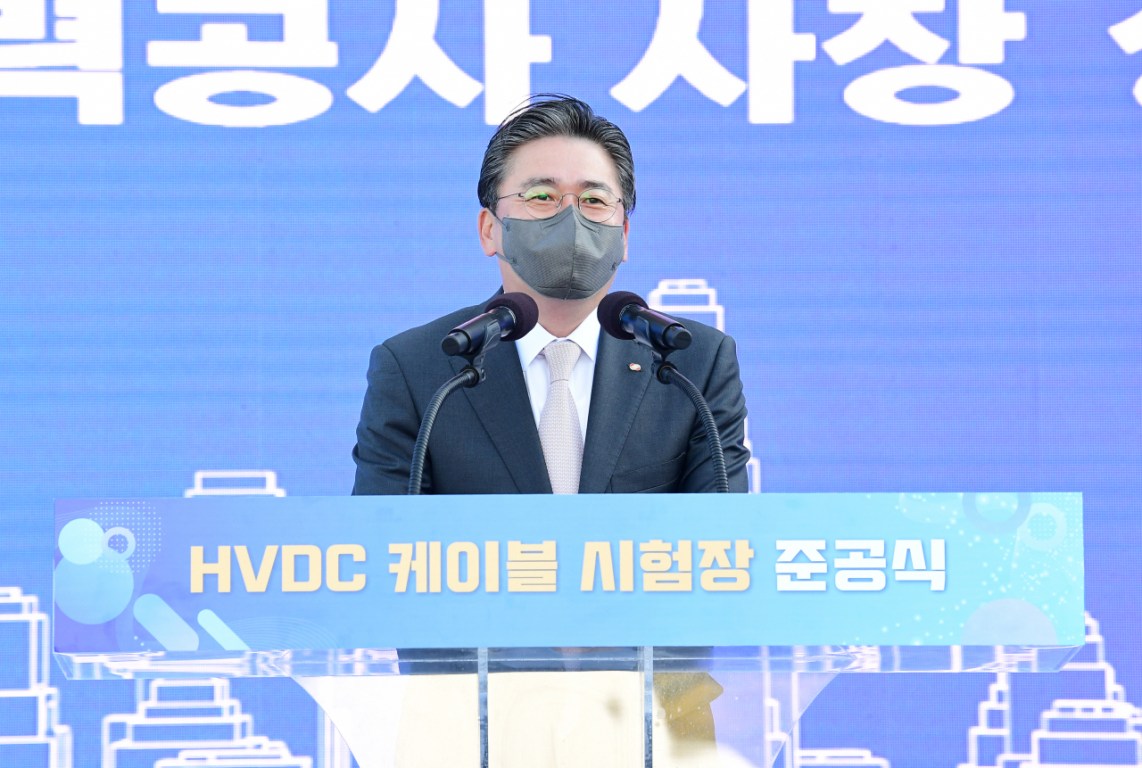 정승일 한국전력 사장이 27일 전북 고창전력시험센터에서 진행된 세계 최고 전압의 초고압직류송전(HVDC) 케이블 시험장 준공식에서 인사말을 하고 있다. ［한국전력 제공］