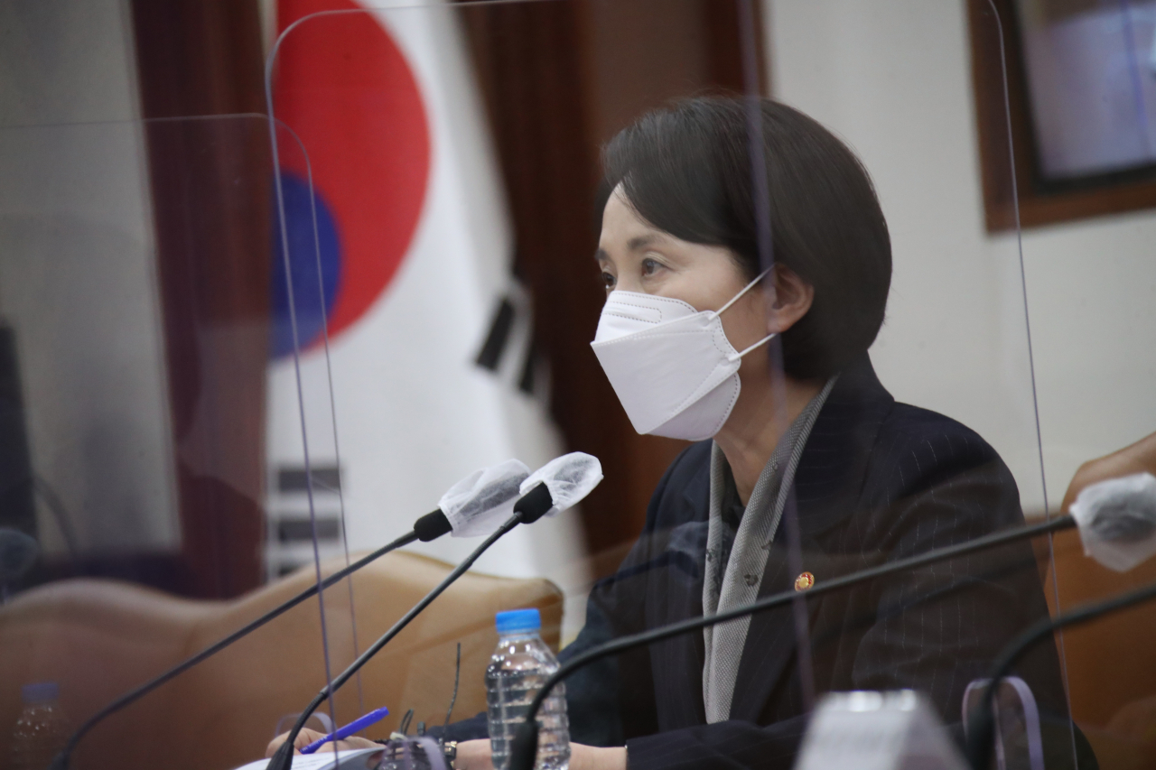 교육부가 올해 국립대 학생지도비에 대한 특별감사를 실시했지만, 이후에도 편법 운용을 일삼는 경우가 있어 대책 마련이 시급하다는 지적이다. 교육부는 부정수급한 돈을 환수하는 조치 등을 담은 학생지도비 특별감사 결과를 올 12월 중 발표할 예정이다.사진은 유은혜 사회부총리 겸 교육부 장관이 27일 정부서울청사에서 열린 제19차 사회관계장관회의 겸 제7차 사람투자인재양성협의회를 주재하며 발언하는 모습.[연합]
