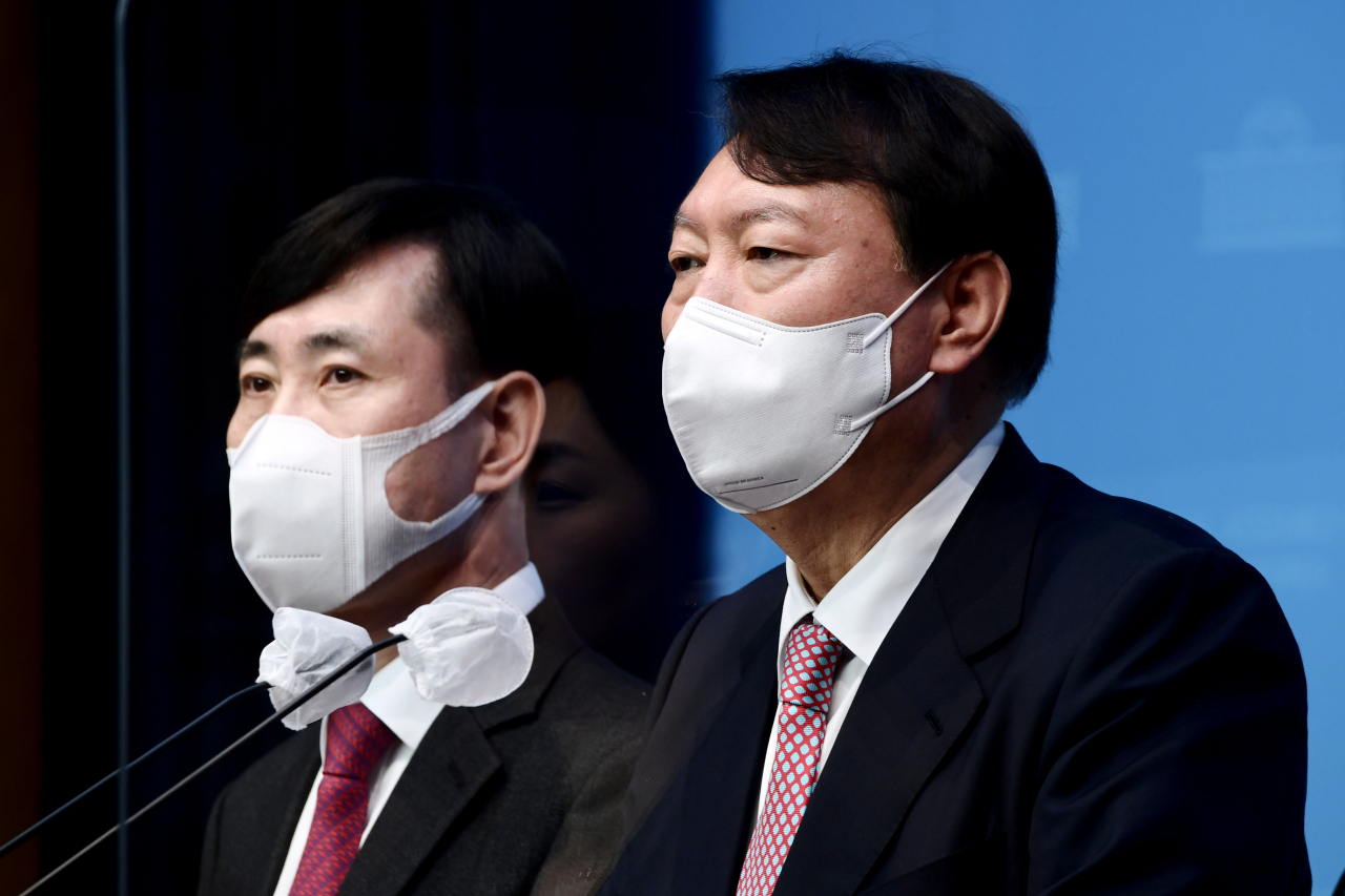 윤석열 국민의힘대선 경선 후보(오른쪽)와 윤 캠프 공동선대위원장으로 합류한 하태경 의원이 27일 오전 서울 여의도 국회 소통관에서 기자회견을 하고 있다. [헤럴드경제=이상섭 기자]