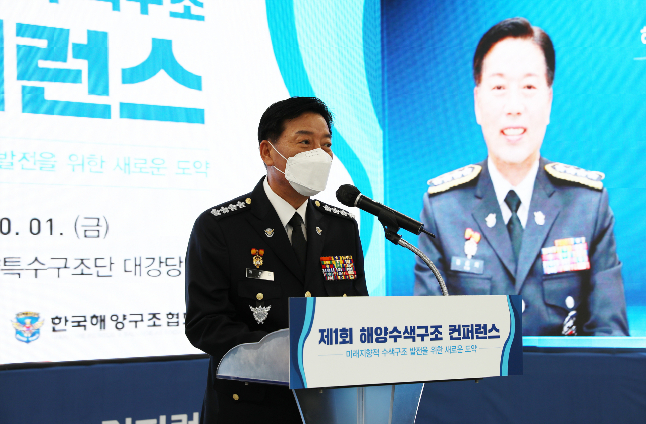해양경찰청이 두 달 간 여성 승무원 대상 성폭력 범죄 및 선원 인권침해 행위에 대한 특별단속을 벌여 48건을 적발하고 57명을 검거, 3명을 구속했다고 27일 밝혔다.사진은 김홍희 해양경찰청장이 지난1일 부산 중앙해양특수구조단에서 열린 제1회 해양수색구조 콘퍼런스에 참석해 인사말을 하는 모습. [해양경찰청 제공·연합]