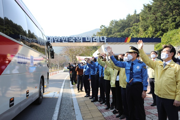 27일 여수시민들이 여수해양경찰교육원에 입소하는 아프간 특별기여자 일행을 환영하고 있다.[해경교육원 제공]