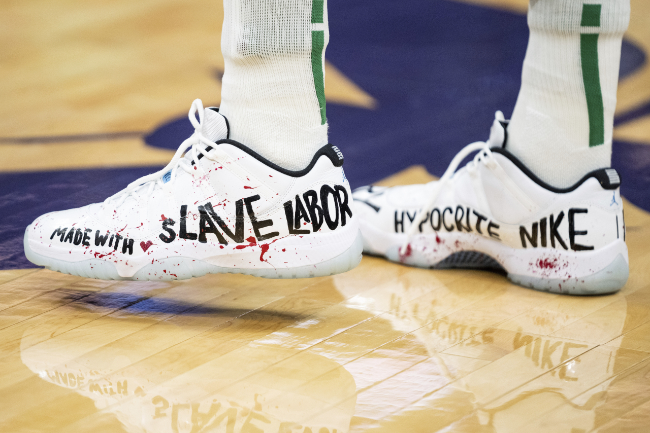 25일(현지시간) 미국 노스캐롤라이나주 샬럿에서 열린 미국프로농구(NBA) 샬럿 호니츠 대 보스턴 셀틱스의 경기에 앞서 보스턴의 에네스 캔터(29)가 몸풀기를 하면서 신고 나온 농구화. 이 신발에는 '노예노동으로 만듦', '위선 기업 나이키' 등 스포츠용품 기업 나이키를 비판하는 문구가 적혀 있다. [연합]