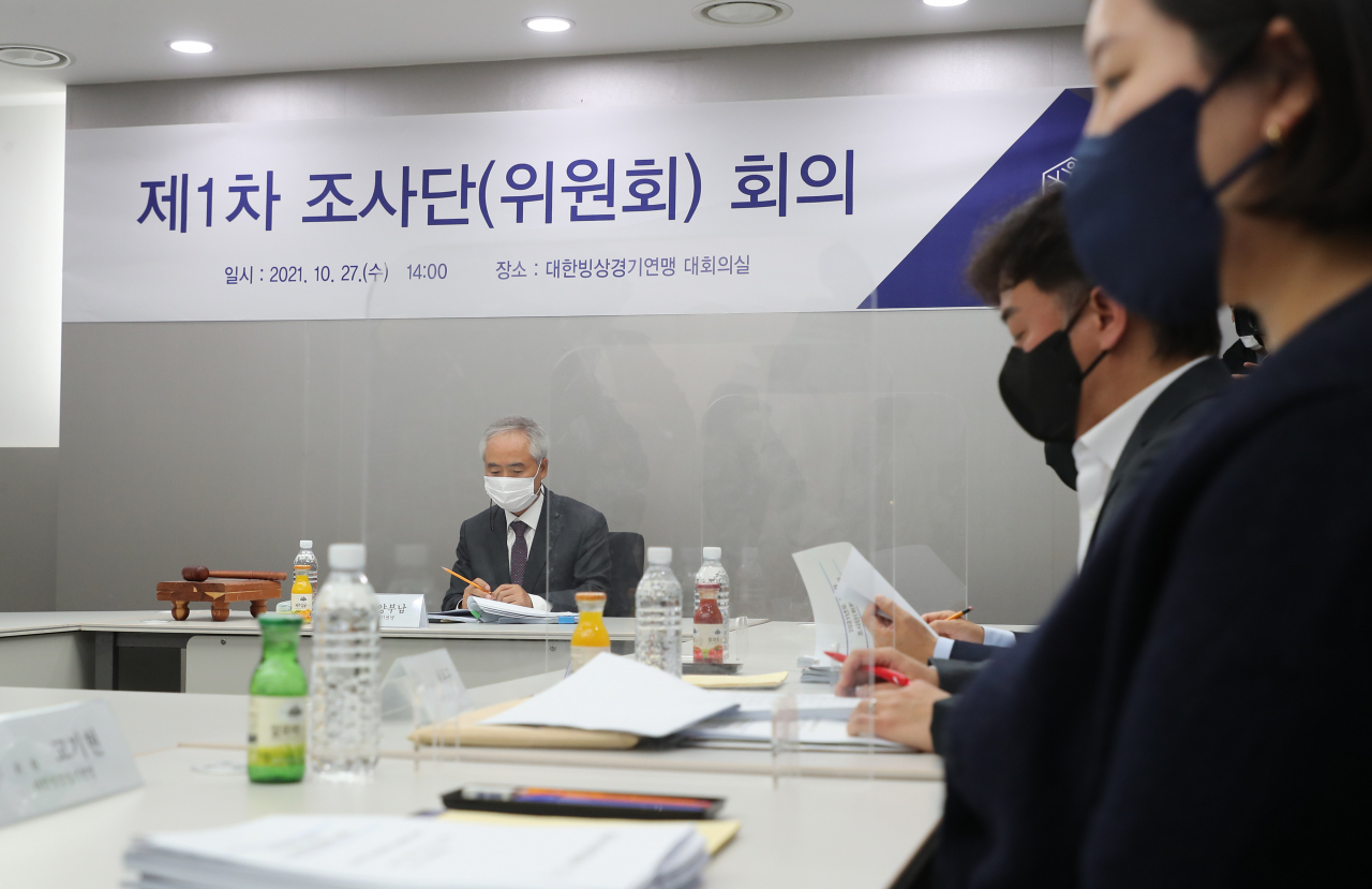 양부남 대한빙상경기연맹 조사위원장과 조사위원회 위원들이 27일 오후 서울 송파구 방이동 대한빙상경기연맹 회의실에서 심석희의 2018 평창동계올림픽 쇼트트랙 고의 충돌 의혹 관련 1차 조사단 회의를 진행하고 있다. [연합]