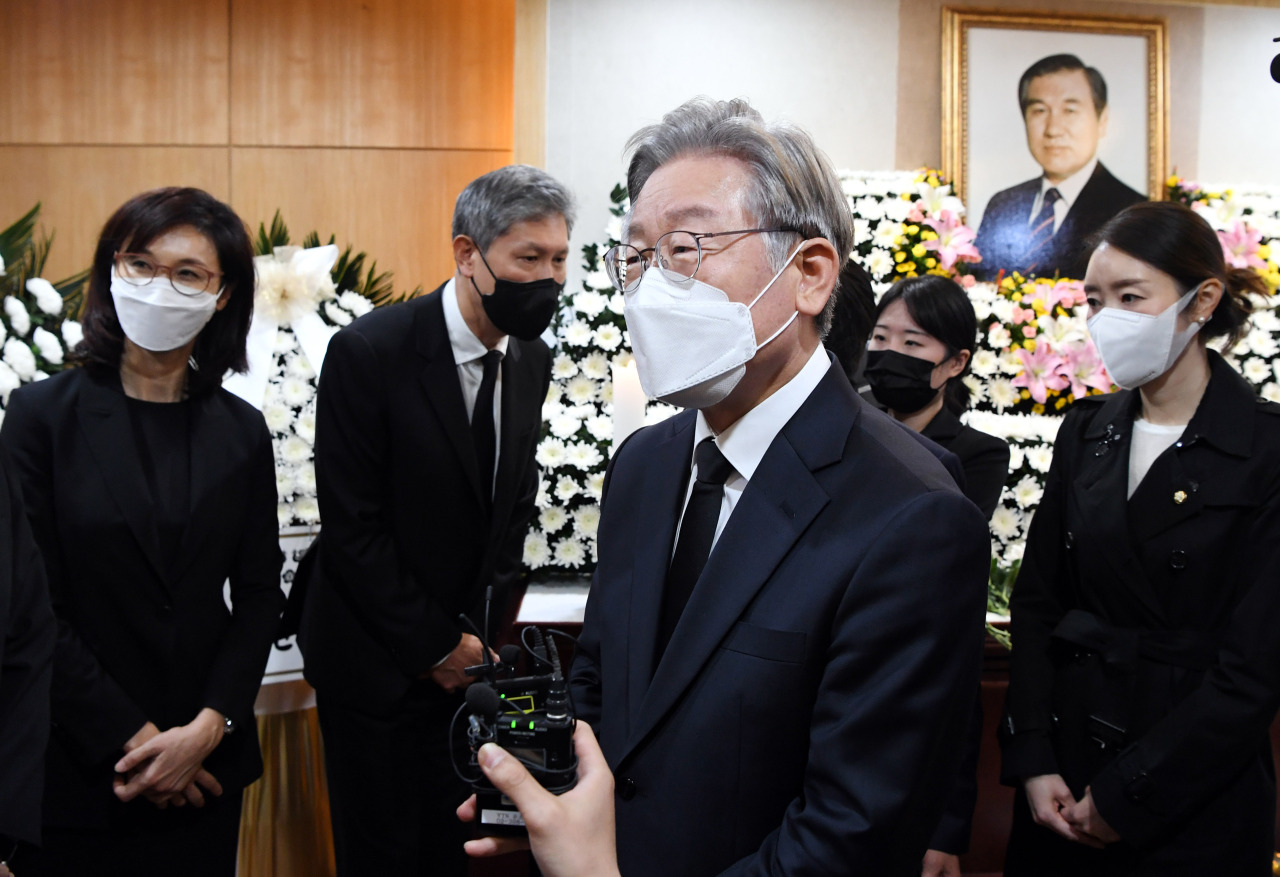 Lee Jae-myung, the ruling Democratic Party of Korea's presidential candidate, pays his respects to former President Roh Tae-woo. (Yonhap)