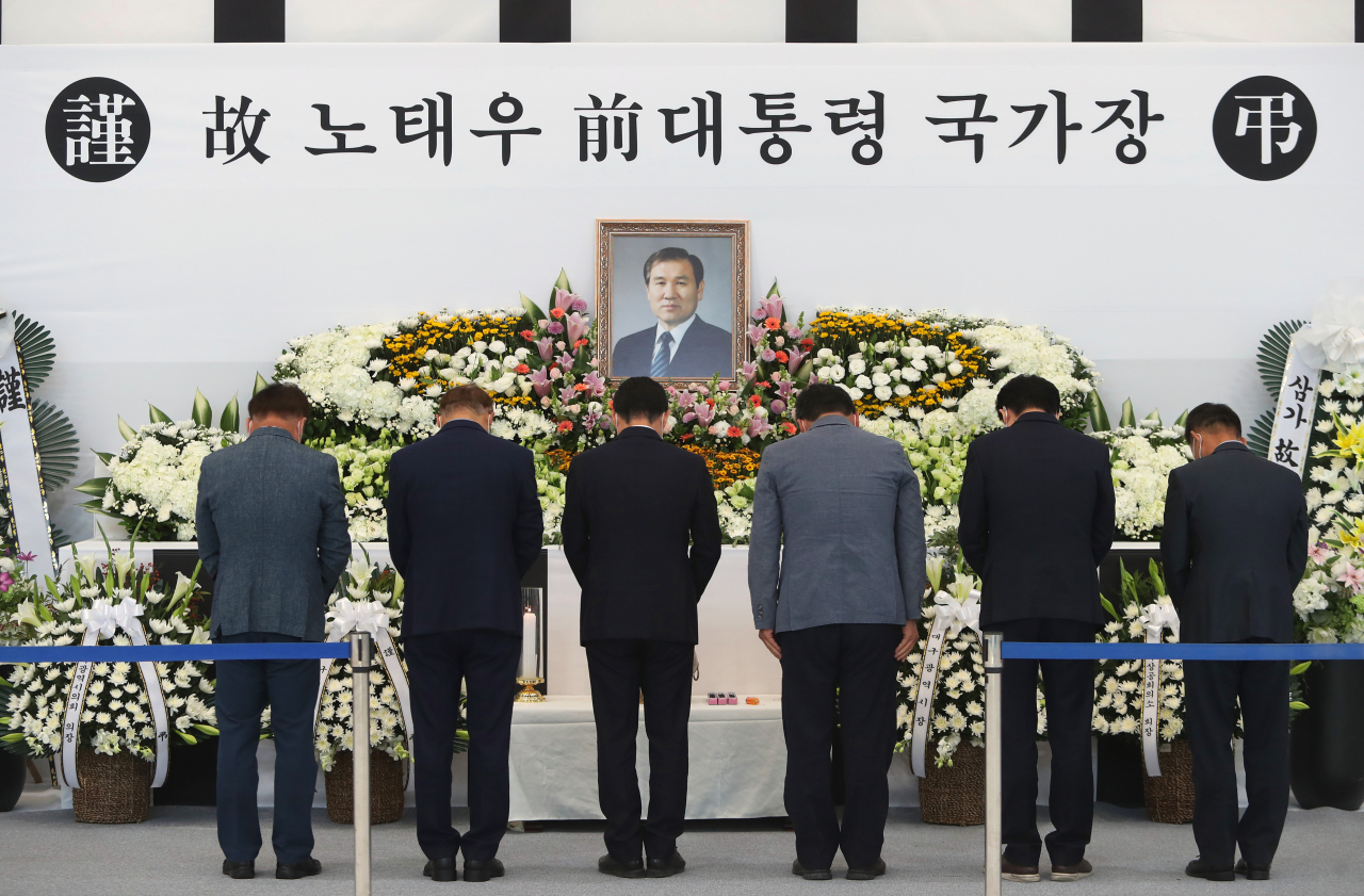 정부가 고(故) 노태우 전 대통령 장례를 닷새간의 국가장으로 치르기로 한 27일. 대구 달서구 안병근올림픽기념유도관에 마련된 국가장 분향소에서 시민들이 고인을 추모하고 있다. [연합]