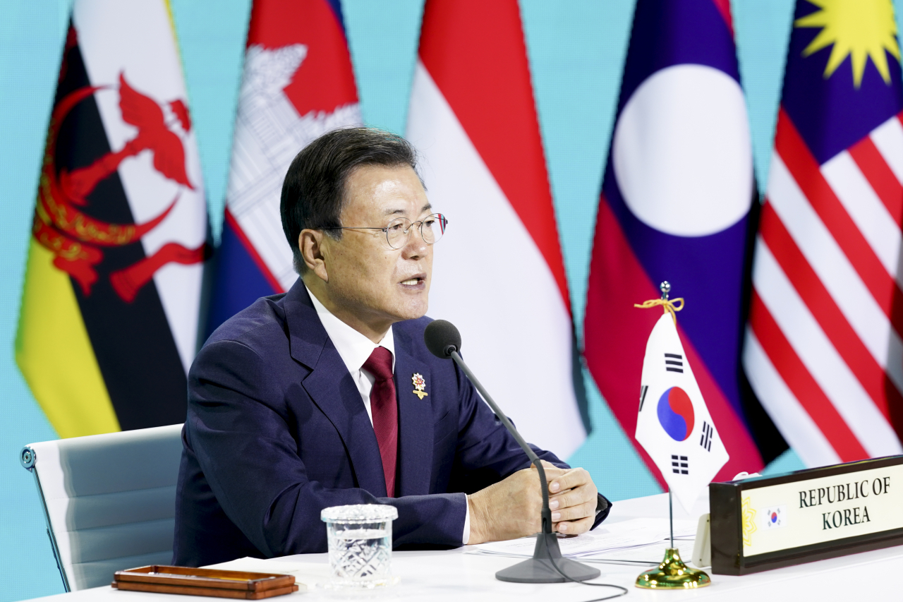 문재인 대통령이 27일 청와대 충무실에서 열린 아세안+3 화상 정상회의에서 발언하고 있다. 연합뉴스