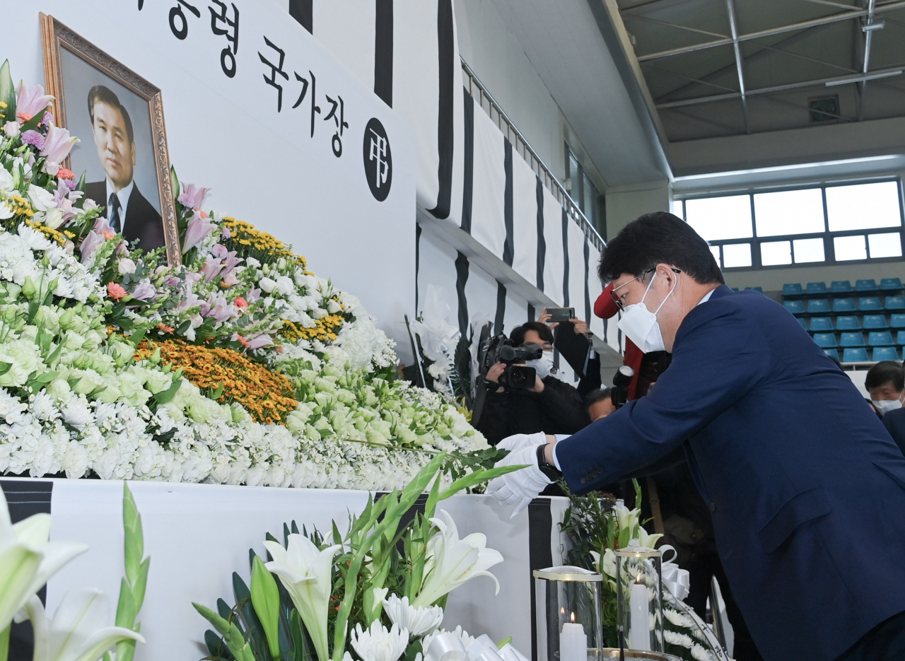 권영진 대구시장이 27일 두류공원 안병근올림픽기념유도관에 설치된 고 노태우 전 대통령 분향소를 찾아 깊은 애도를 표하고 있다.[대구시 제공]