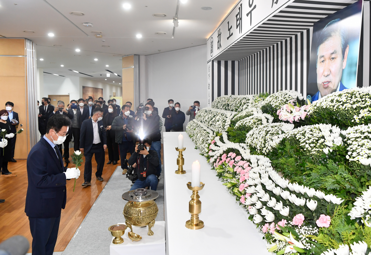 이철우 경북지사가 27일 도청 동락관에 설치된 고 노태우 전 대통령 도민분향소에서 헌화하고 있다.[경북도 제공]