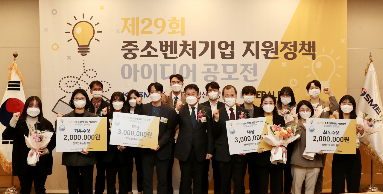 본지와 중소벤처기업진흥공단이 공동 주최한 ‘제29회 중소벤처기업지원 혁신아이디어 공모전’ 시상식이 10월 27일 서울 전경련회관에서 치러졌다. 전창협(왼쪽 여덟번째) 헤럴드 대표, 이성희(왼쪽 열번째) 중진공 부이사장과 수상자들이 기념촬영을 하고 있다. [중진공 제공]