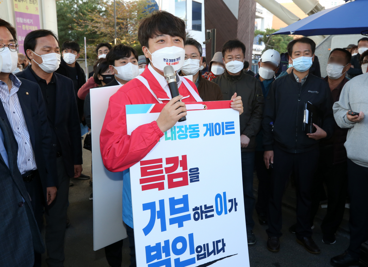 이준석 국민의힘 대표가 27일 강원 춘천시 온의동 풍물시장에서 더불어민주당 이재명 대선 후보를 둘러싼 대장동 개발 의혹 진상규명을 위한 특검 도입을 촉구하고 있다. [연합]