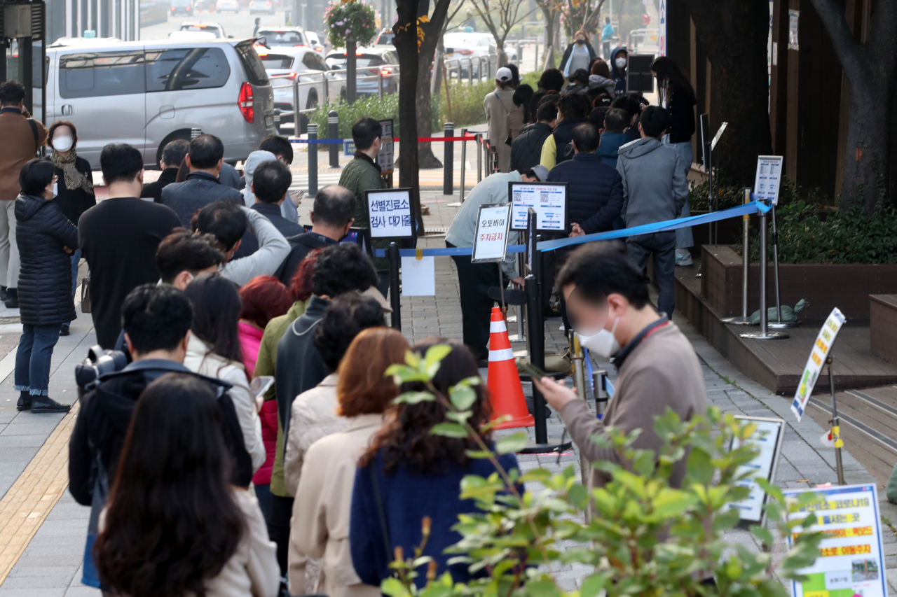 27일 오전 서울 송파구보건소 선별진료소가 이른 시간임에도 검사를 받으려는 시민들로 붐비고 있다. 연합뉴스