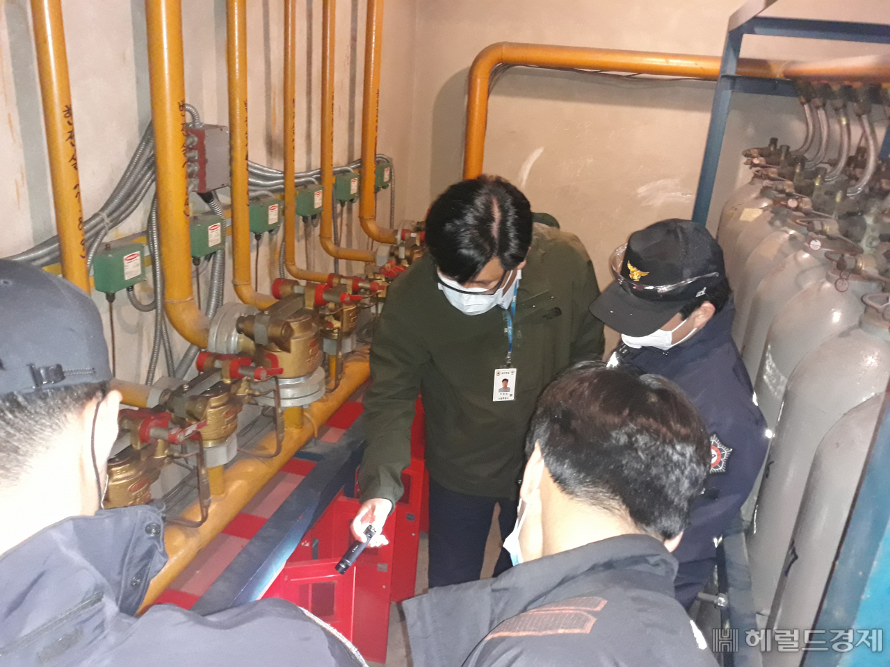 서울소방재난본부 관계자들이 이산화탄소 소화설비를 점검하고 있다.[서울소방재난본부 제공]