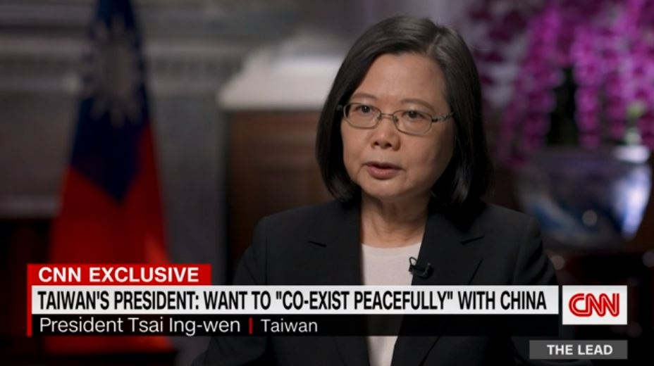 차이잉원(蔡英文) 대만 총통이 27일(현지시간) 미국 CNN 방송과 인터뷰에서 시진핑(習近平) 중국 국가 주석과의 대화를 희망한다며 중국과 대만이 공존할 수 있다고 말하고 있다. [CNN 방송 화면 캡처]