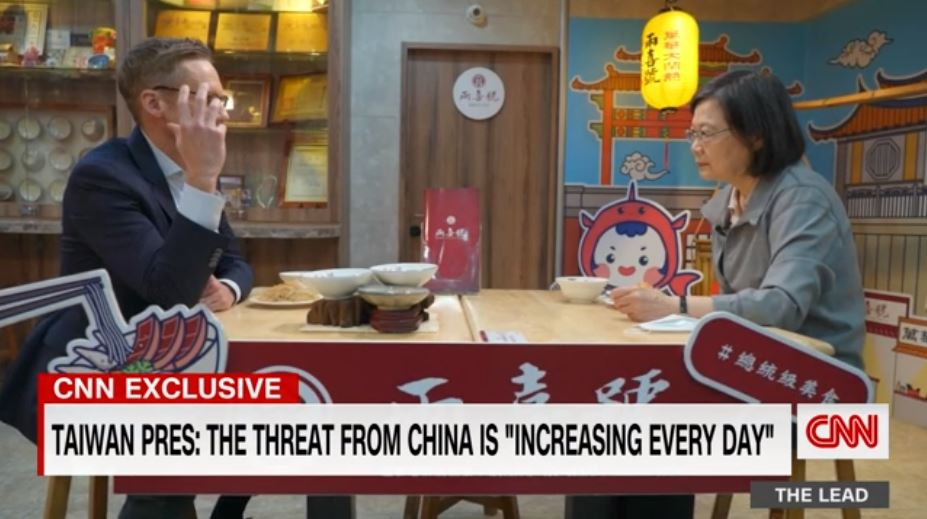 차이잉원(蔡英文) 대만 총통이 27일(현지시간) 미국 CNN 방송과 인터뷰에 출연해 진행자의 질문을 듣고 있다. [CNN 방송 화면 캡처]