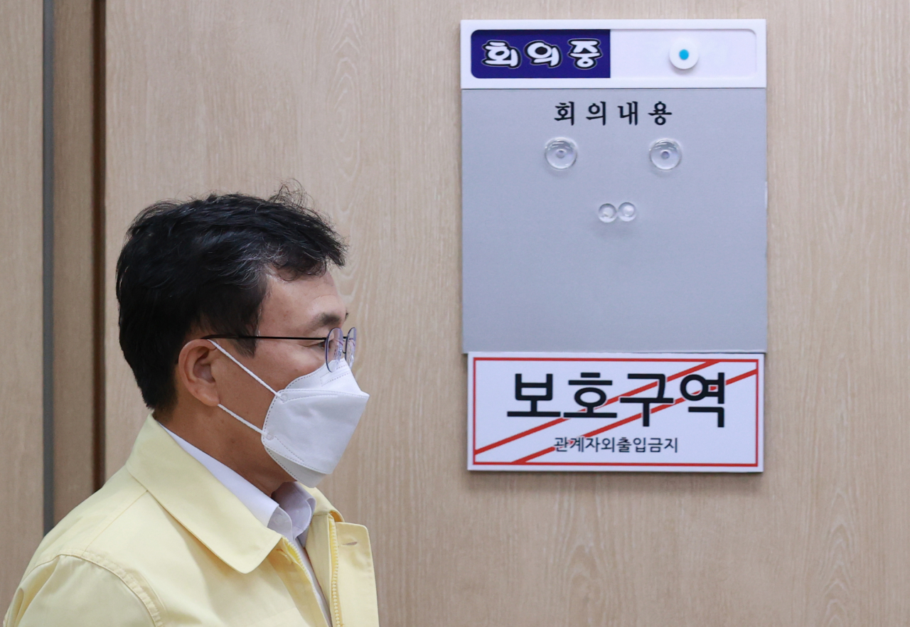 권덕철 보건복지부 장관이 28일 인천 연수구 소재 삼성바이오로직스 본사를 찾아 국내에 첫 도입되는 삼성바이오로직스 위탁생산 모더나 백신의 출하 현장을 점검하고 관계자를 격려했다. 27일 중 정부세종청사 보건복지부에서 열린 중앙재난안전대책본부(중대본) 회의에 참석하고 있는 권 장관. [연합]