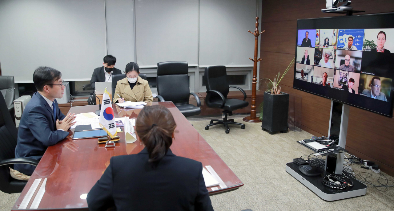 여한구(왼쪽 첫번째) 산업통상자원부 통상교섭본부장이 지난 26일 서울 중구 대한상공회의소 영상회의실에서 세계경제포럼(WEF) 통상 리더십 포럼(Trade Leadership Group) 화상 회의에 참석해 기조 발언을 하고 있다. [산업통상자원부 제공]