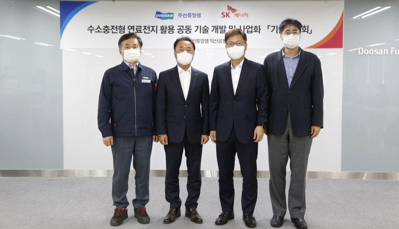 지난 27일 전북 익산 두산퓨얼셀 공장에서 개최된 SK-두산 제1차 기술교류회에서 문형원 두산퓨얼셀 오퍼레이션 본부장(왼쪽부터), 이승준 두산퓨얼셀 영업본부장, 강동수 SK에너지 S&P추진단장, 장호준 SK에너지 에너지솔루션담당이 기념촬영을 하고 있다.[SK에너지 제공]