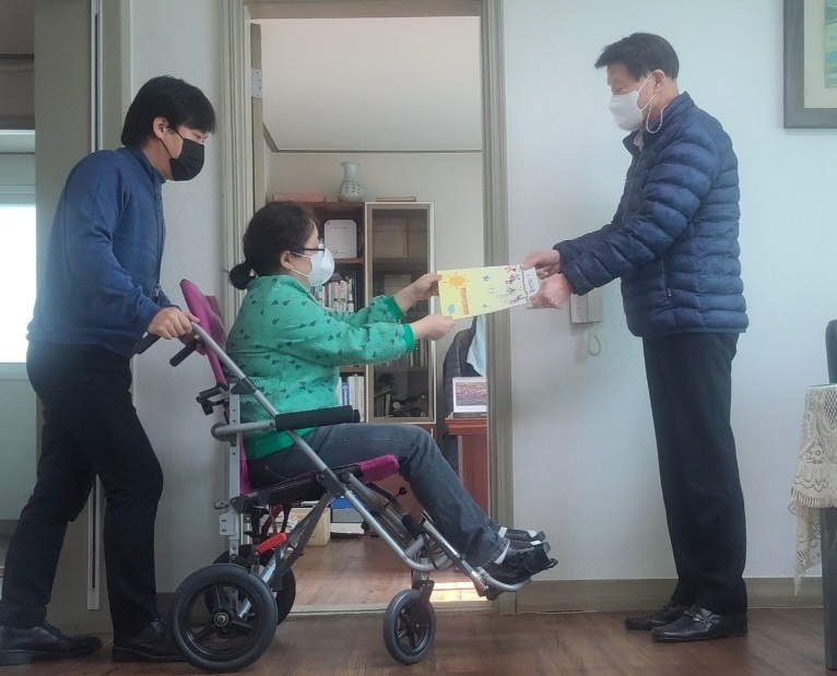 동작구 장애인 보조기기 렌탈 현장. [동작구 제공]