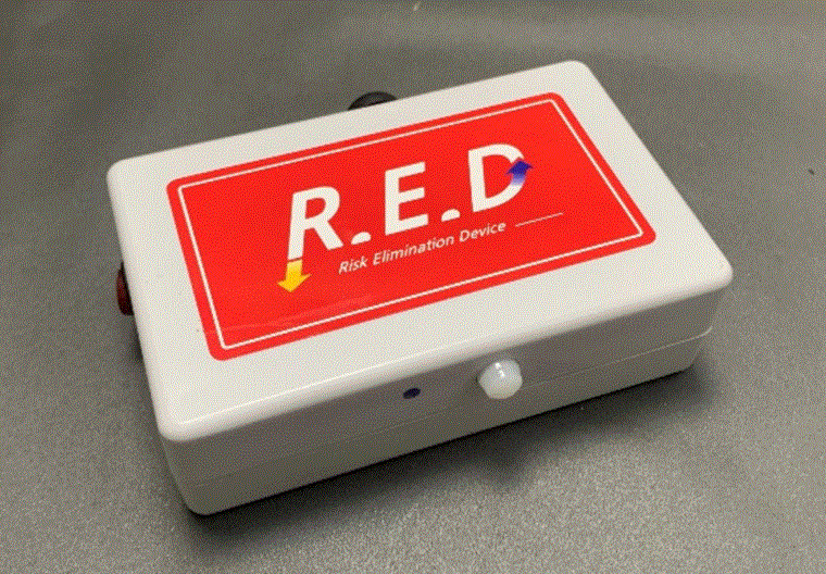 삼성물산이 개발한 R.E.D(Risk Elimination Device) 장치는 건설현장에 투입된 장비의 가동여부와 위치를 모니터링해 불필요한 장비 투입을 방지하고 위험구역에 접근 시 장비 운전원과 안전관리자에게 실시간으로 경고한다.