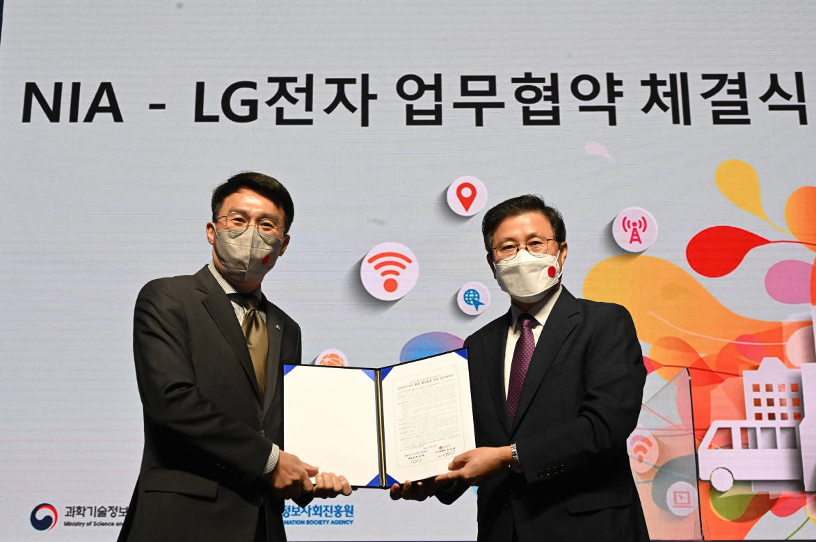 LG전자와 한국지능정보사회진흥원은 27일 서울특별시 용산구에 위치한 노들섬 라이브하우스에서 업무협약(MOU)식을 열었다. 장익환(오른쪽) LG전자 IT사업부장 전무와 박원재 한국지능정보사회진흥원 부원장이 협약식을 체결하고 있다.