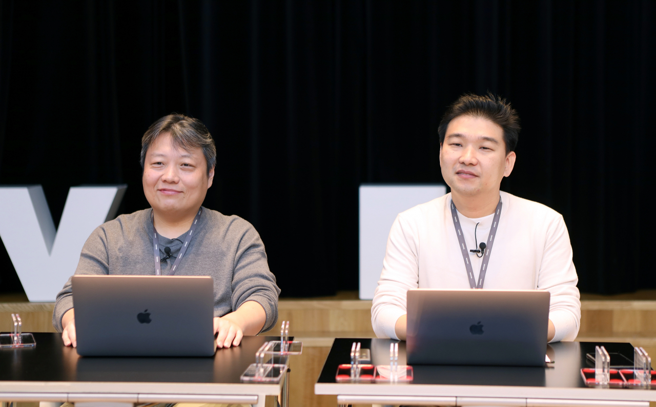 김상범(왼쪽)·최재호 네이버 서치 CIC(사내 독립기업) 책임리더 [네이버 제공]