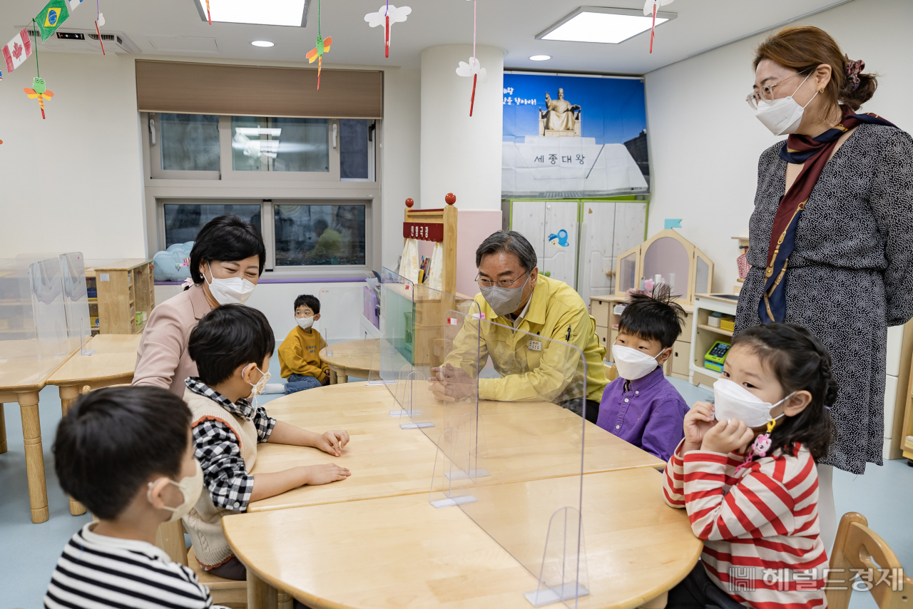 김선갑 구청장이 지역 내 한 어린이집을 찾아 원아들과 이야기를 나누고 있다. [광진구 제공]