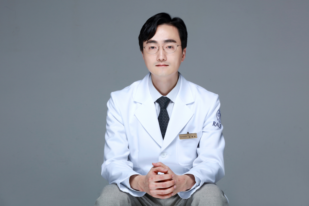 라움정신건강의학과 김세진 대표원장은 “알코올 의존증은 가족에 대한 상담 치료를 별도로 진행하는데 이는 알코올 중독자 가족은 대개 부부갈등, 가정폭력 등의 문제를 겪고 있는 경우가 많기 때문이다”라고 강조한다.